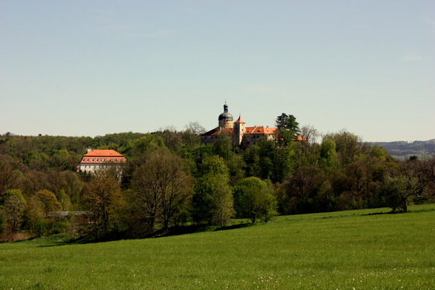 Výhled na Grabštejn cestou do Hrádku n. N. 