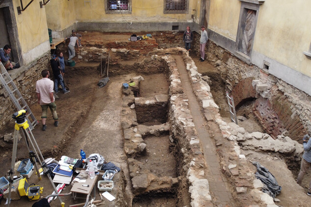 Průběh archeologického průzkumu na tzv. Malém nádvoří