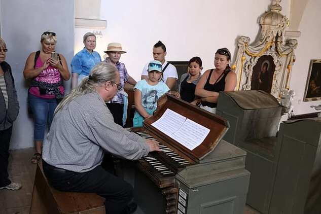 Ve vybraných prázdninových sobotách se na Hrubém Rohozci můžete těšit na prohlídku oživenou hrou na původní zámecké varhany