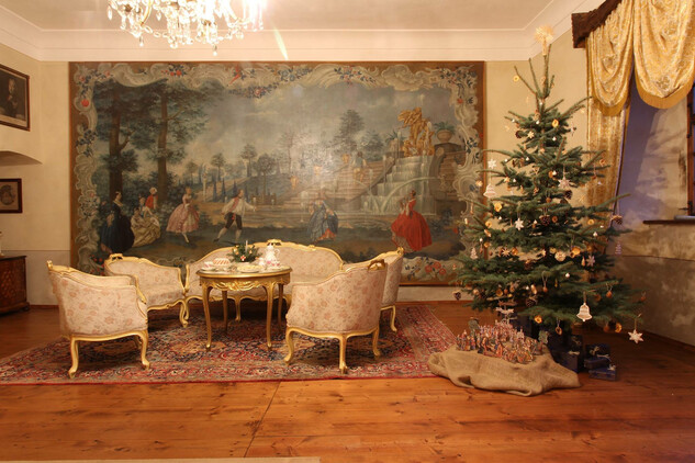 Vánočně vyzdobený rokokový salon