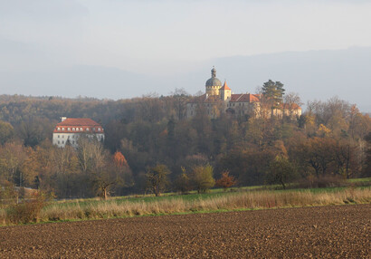 Hrad se zámeckým areálem od SZ