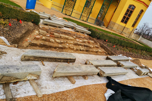 Slatiňany, stavební práce na obnově jižního schodiště