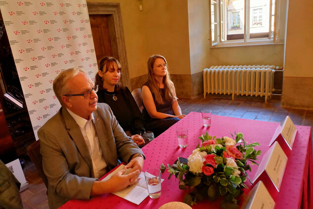 Vernisáže nové reinstalace na Grabštejně se zúčastnil ředitel ÚPS na Sychrově M. Kadlec, kastelánka V. Ozogánová a vedoucí oddělení správy mobiliáře K. Rainišová